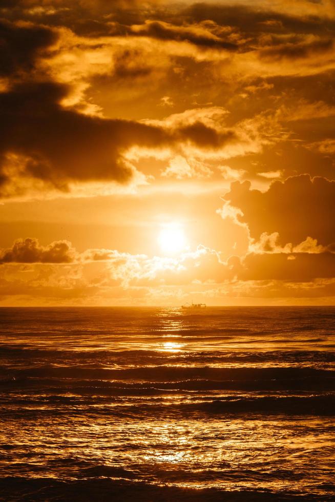 pôr do sol brilhante sobre a água do mar foto