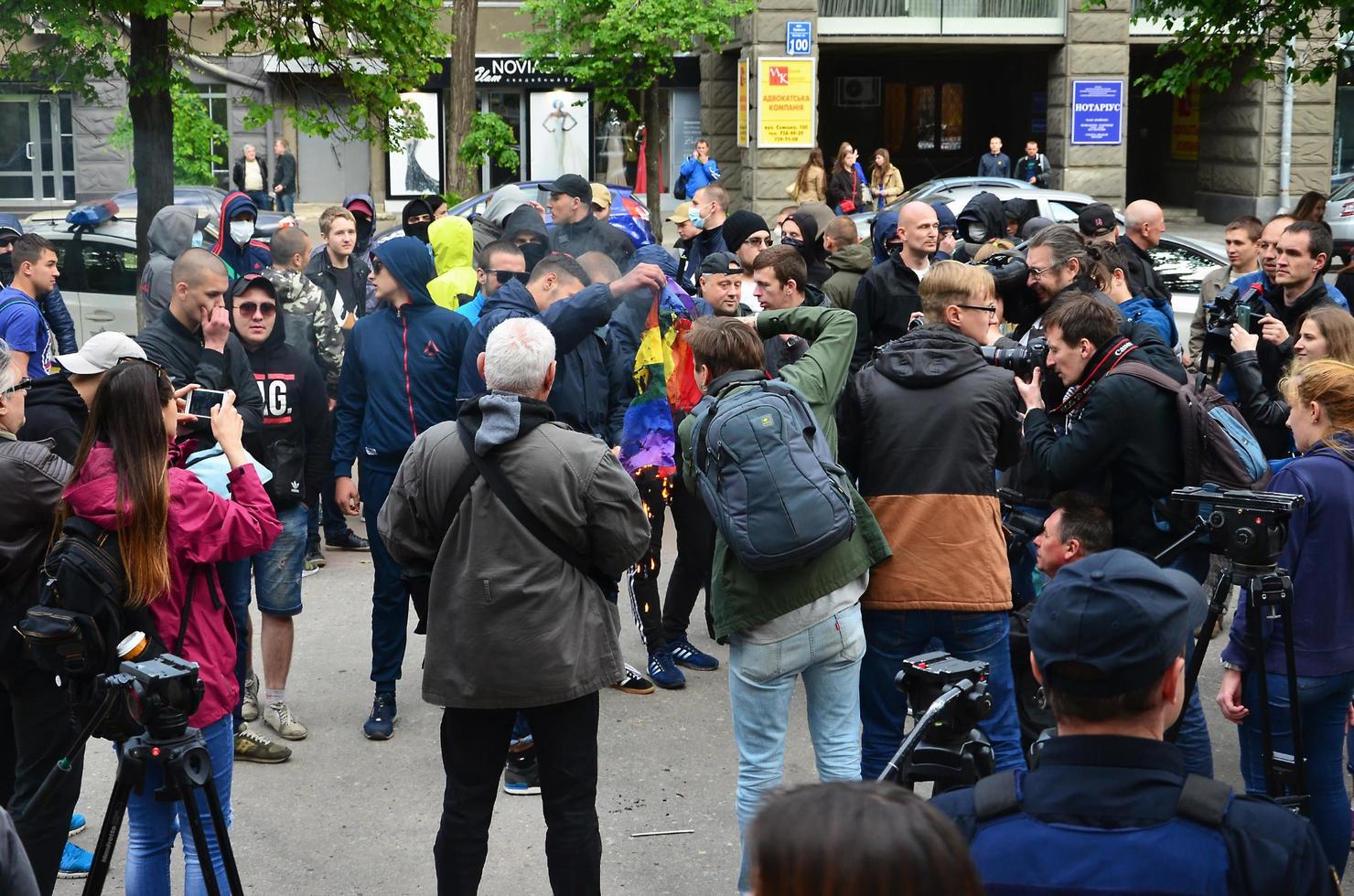 carcóvia. ucrânia - 17 de maio de 2022, a organização de nazistas e patriotas ucranianos do corpo oriental queima a bandeira da lgbt em kharkov. hooligans e ultras contra a existência de minorias foto