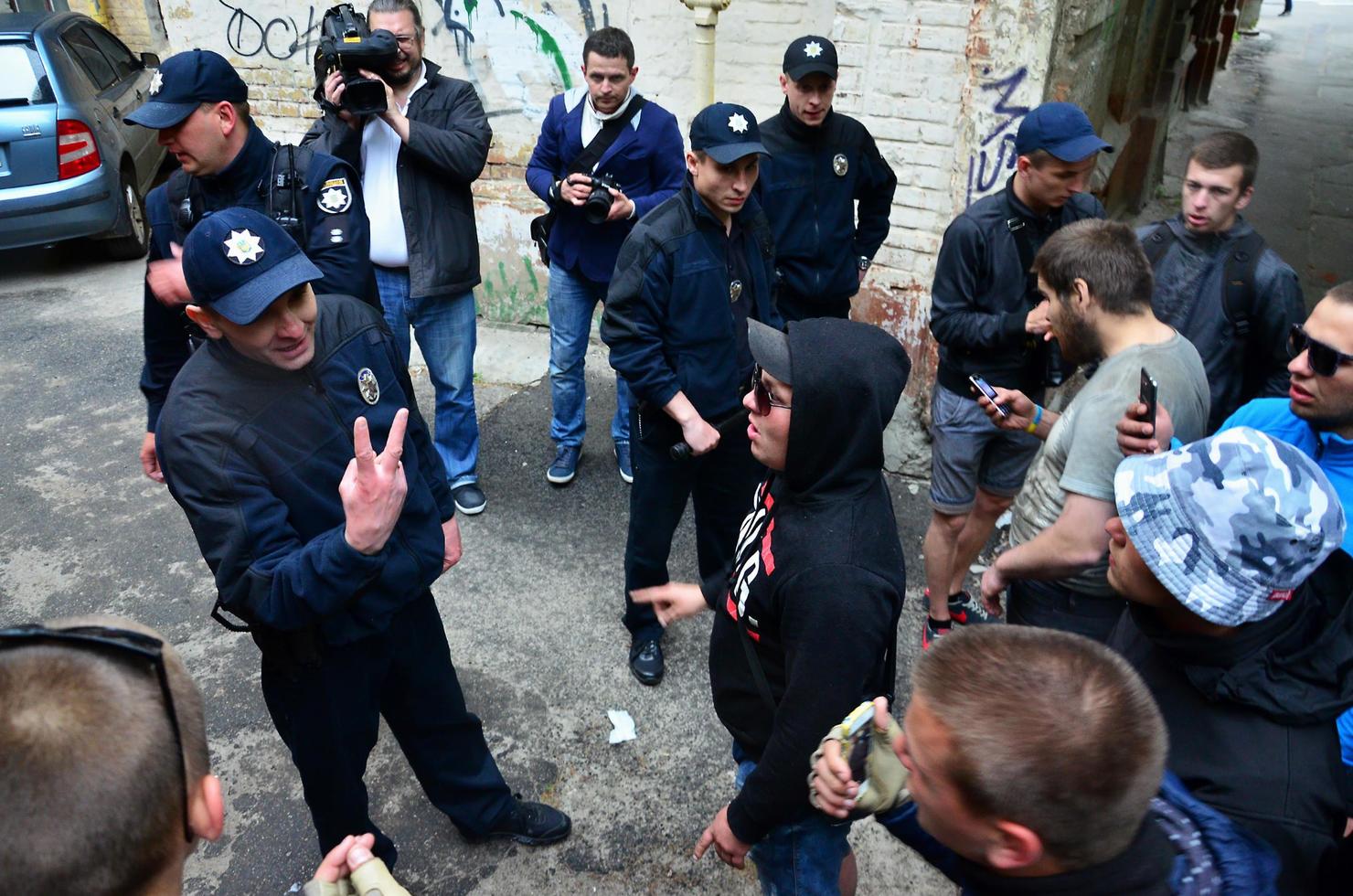 kharkov, ucrânia - 17 de maio de 2022 conflito entre a polícia e a organização de nazistas e patriotas durante a dispersão da primeira ação lgbt em kharkov foto