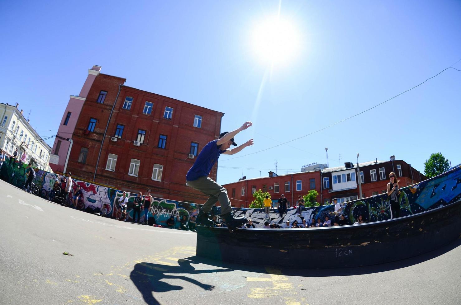 carcóvia. ucrânia - 2 de maio de 2022 patinando durante o festival anual de culturas de rua foto