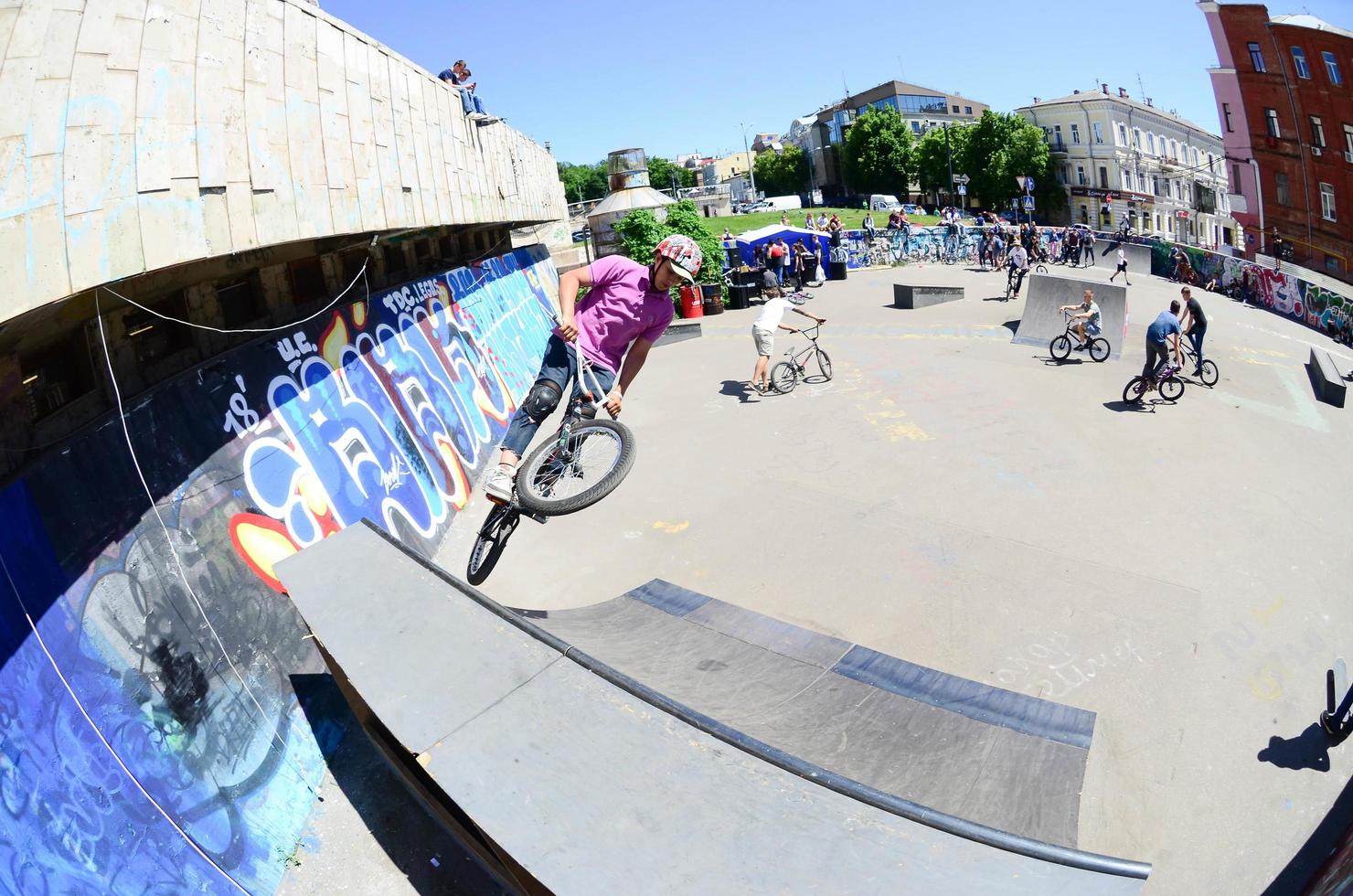 kharkiv, ucrânia - 27 de maio de 2022 pilotos de bmx freestyle em um skatepark durante o festival anual de culturas de rua foto