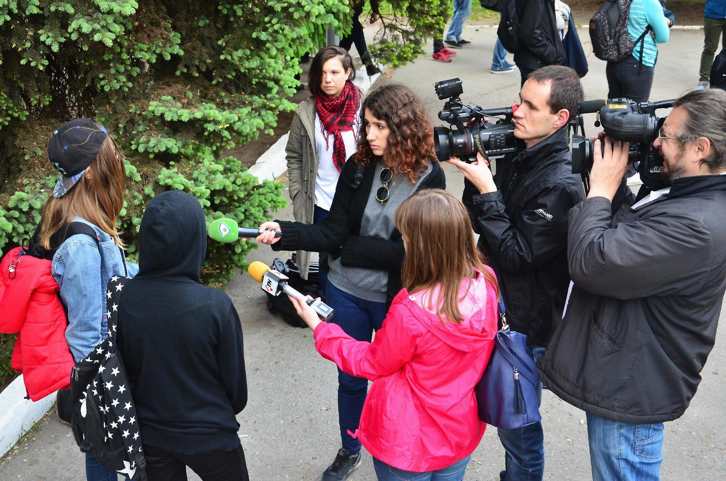 carcóvia. ucrânia - 17 de maio de 2022 participantes da primeira ação lgbt em kharkov dão entrevistas sobre um ataque inesperado e interrupção do evento foto