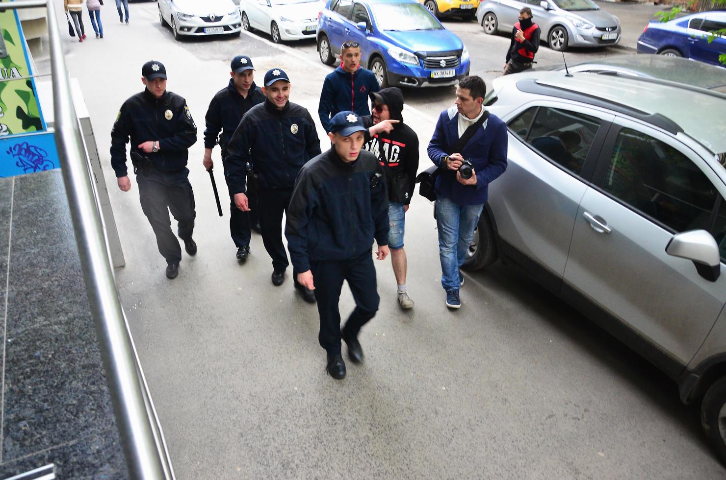 carcóvia. ucrânia - 17 de maio de 2022 conflito entre a polícia e a organização de nazistas e patriotas durante a dispersão da primeira ação lgbt em kharkov foto
