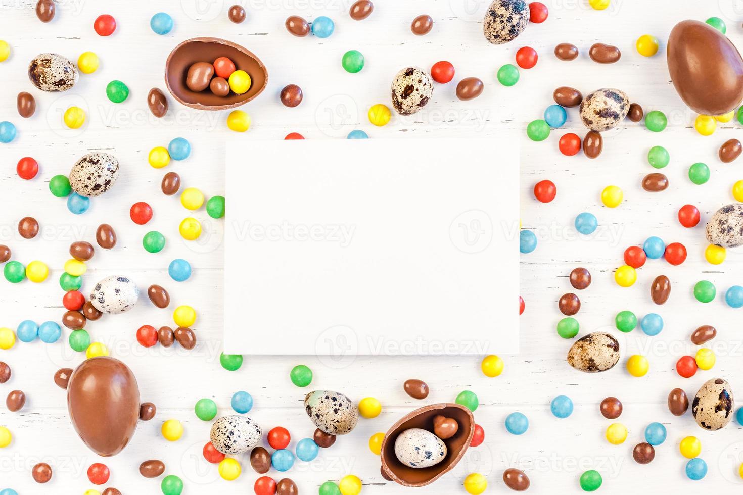 moldura de páscoa com ovos de chocolate, doces coloridos foto