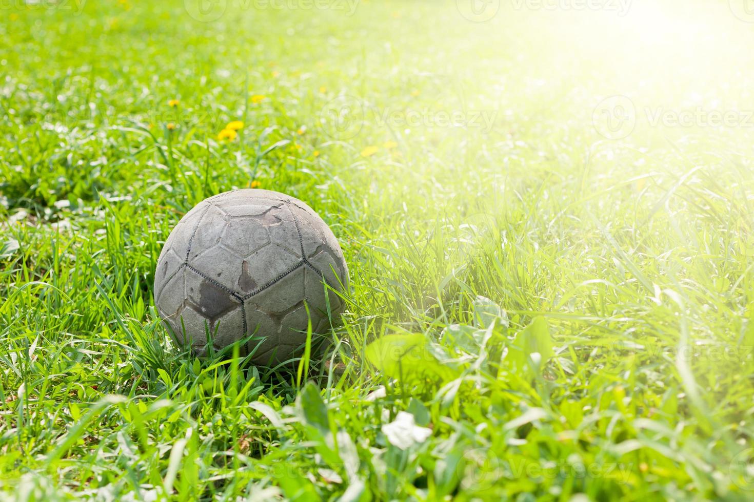 bola de futebol velha na grama verde foto