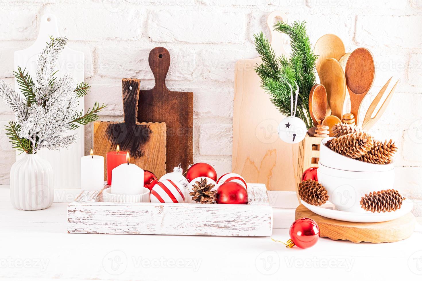 a vista frontal de parte do interior moderno da cozinha com itens e decorações ecológicas feitas por suas próprias mãos para o ano novo. foto