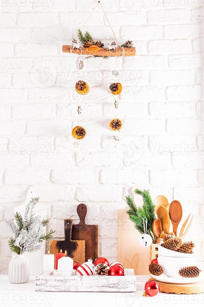 cerâmica, objetos de madeira e decorações para o ano novo feitas de materiais ecológicos. vista vertical da parte da cozinha, decorada para o feriado. foto