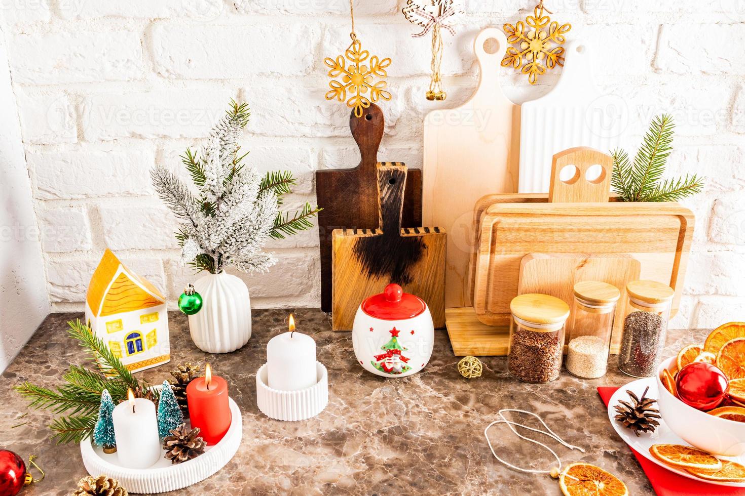 bancada decorada de cozinha moderna para o ano novo e natal. vários utensílios e decorações de natal. parede de tijolos brancos. foto