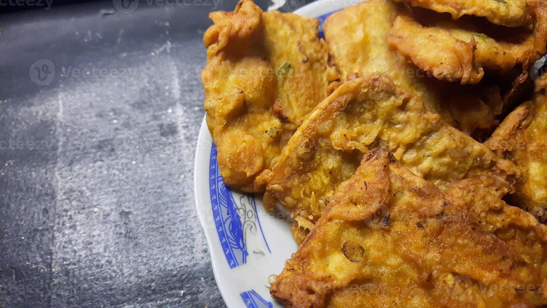 close-up, tempeh frito caseiro em um fundo preto 02 foto