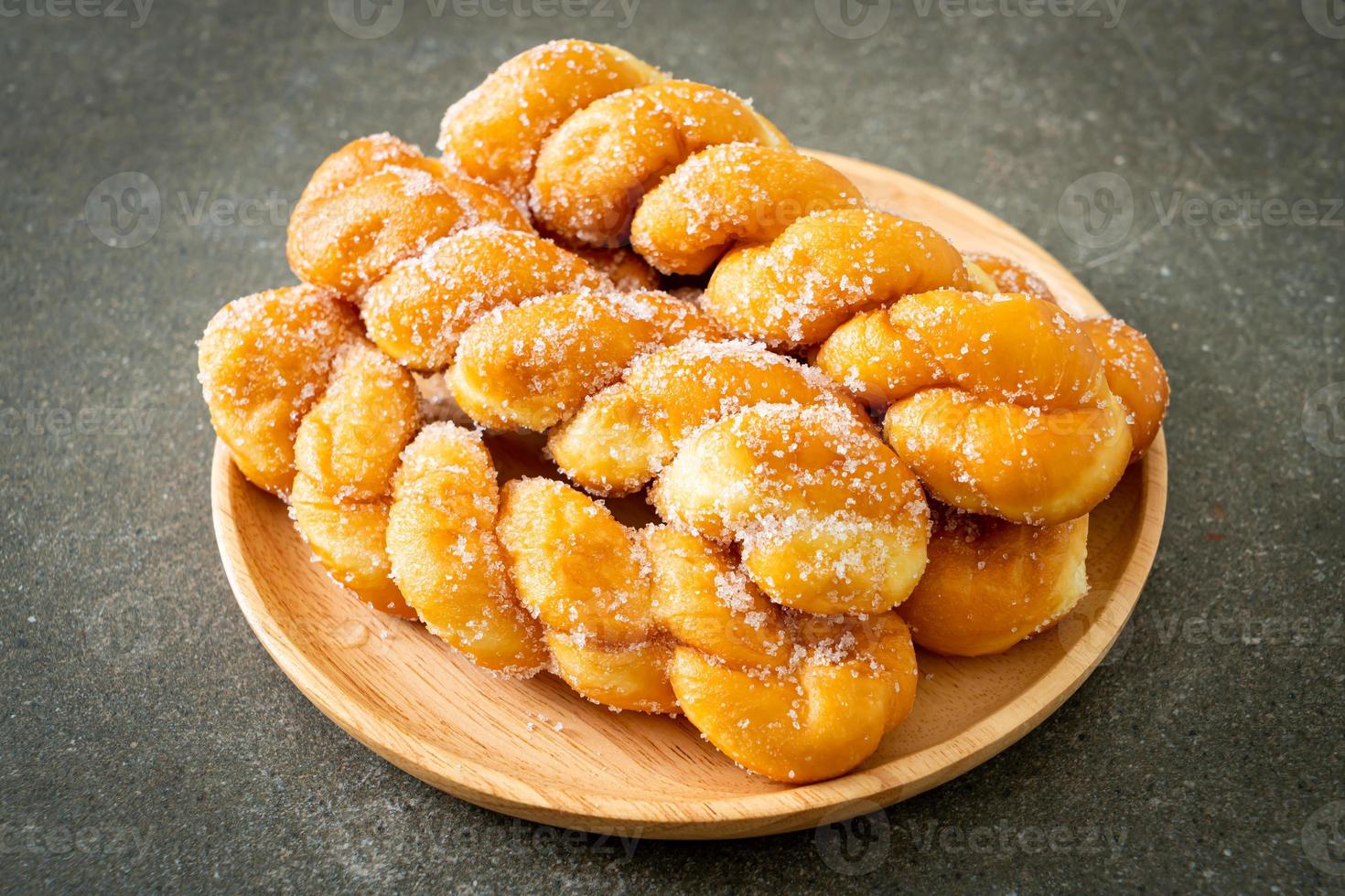 donut de açúcar em forma de espiral foto