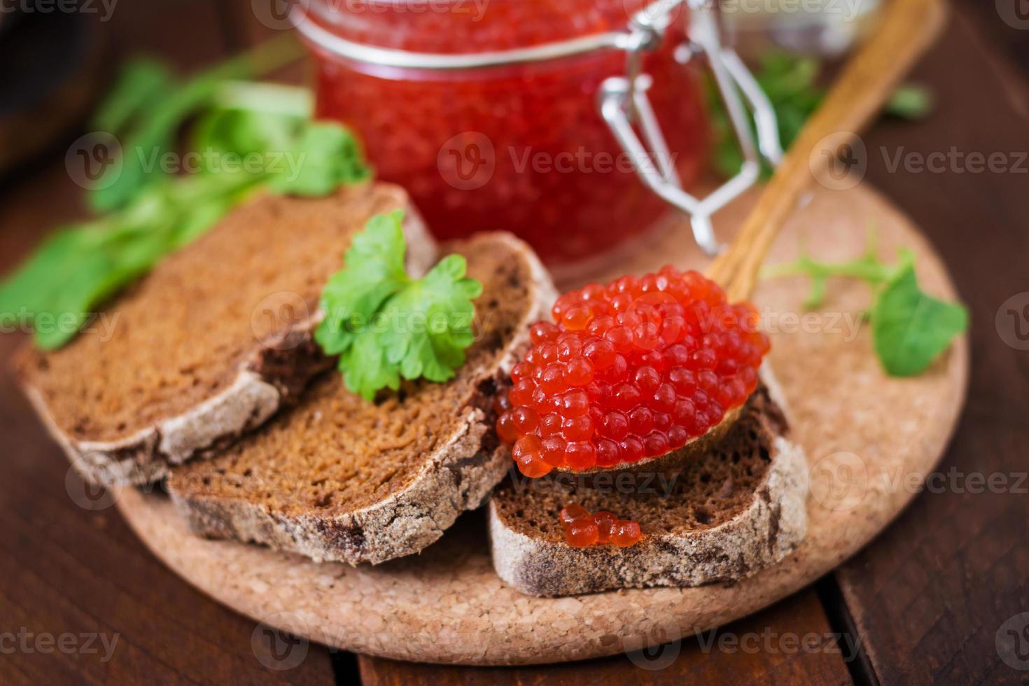 banco com caviar vermelho e pão foto