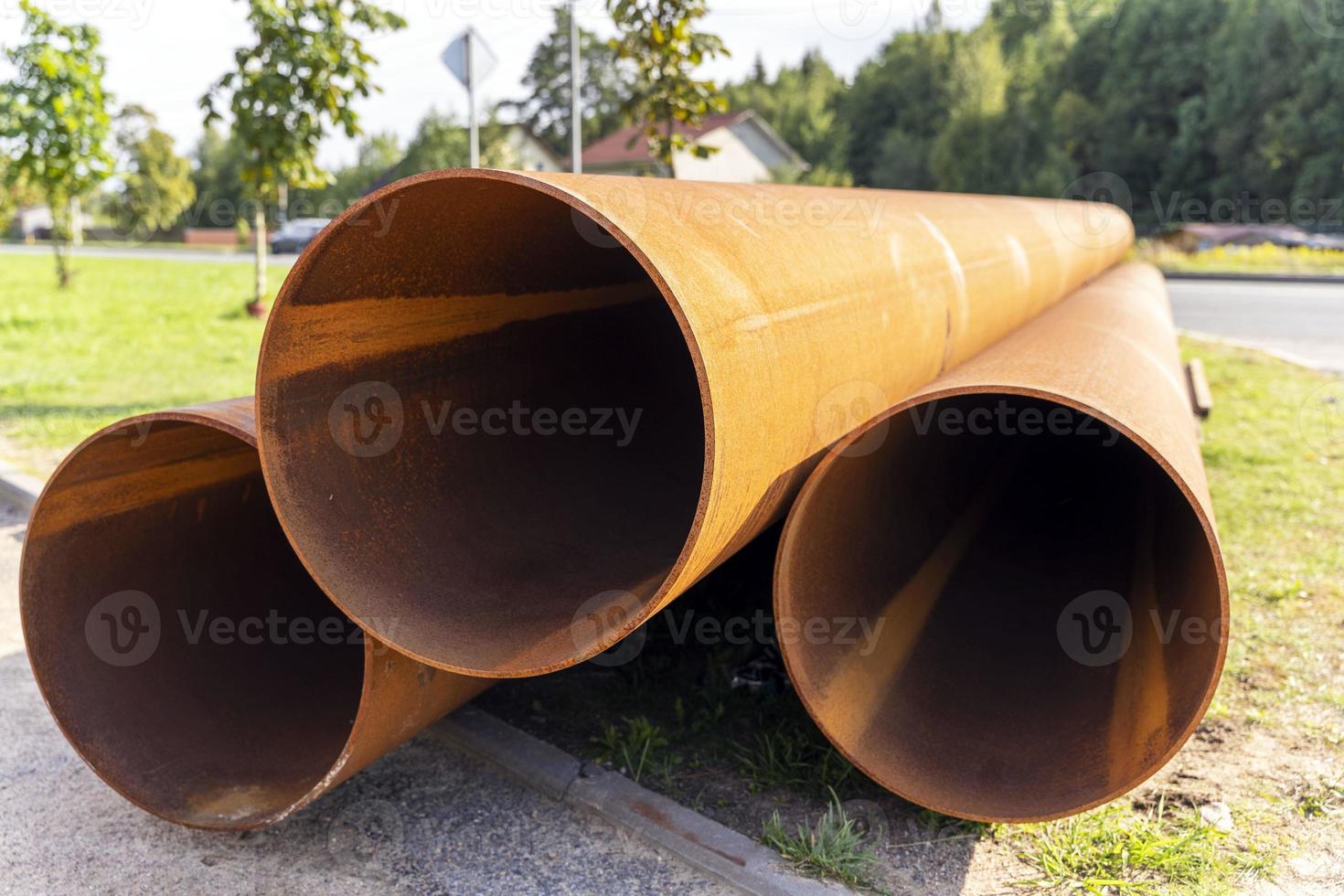 tubos de grande diâmetro, grandes tubos de metal enferrujados foto