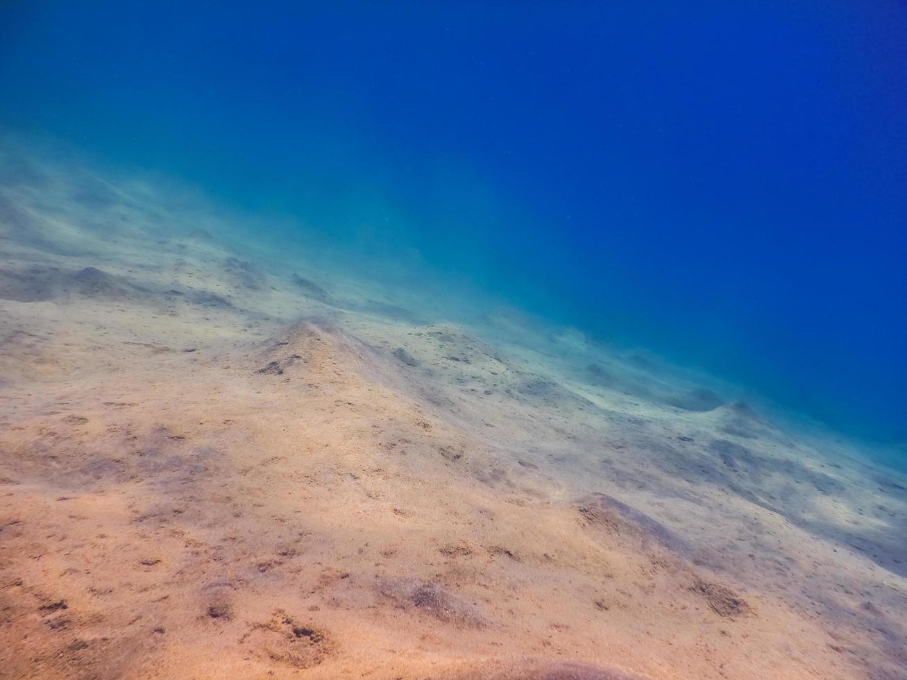 incrível paisagem do fundo do mar com águas azuis profundas foto