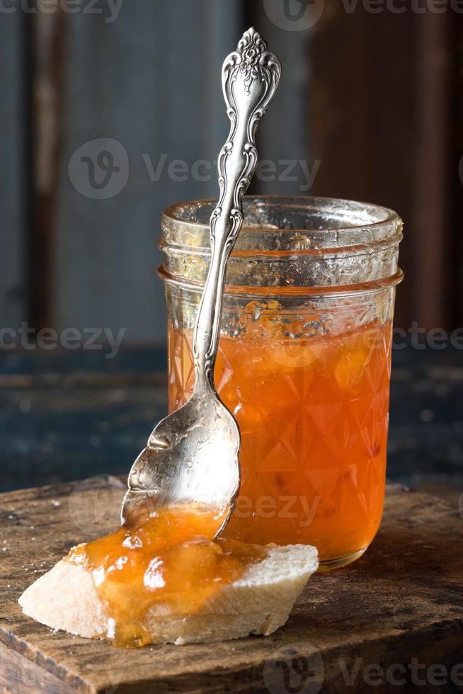 geleia de damasco em uma jarra foto