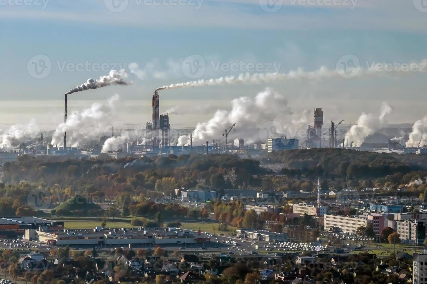 vista panorâmica aérea sobre a fumaça das tubulações da planta da empresa química. planta de resíduos de poluição ambiental de paisagem industrial. conceito de poluição do ar. foto