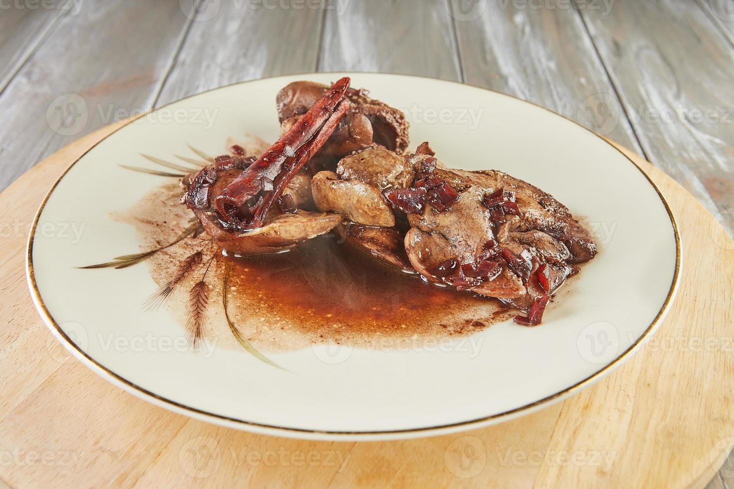 fígado de frango frito com cebola ao molho de vinho e alecrim