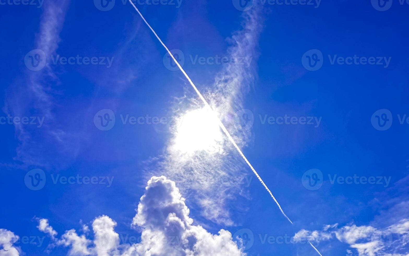 céu azul com nuvens químicas céu químico chemtrails chemtrail. foto