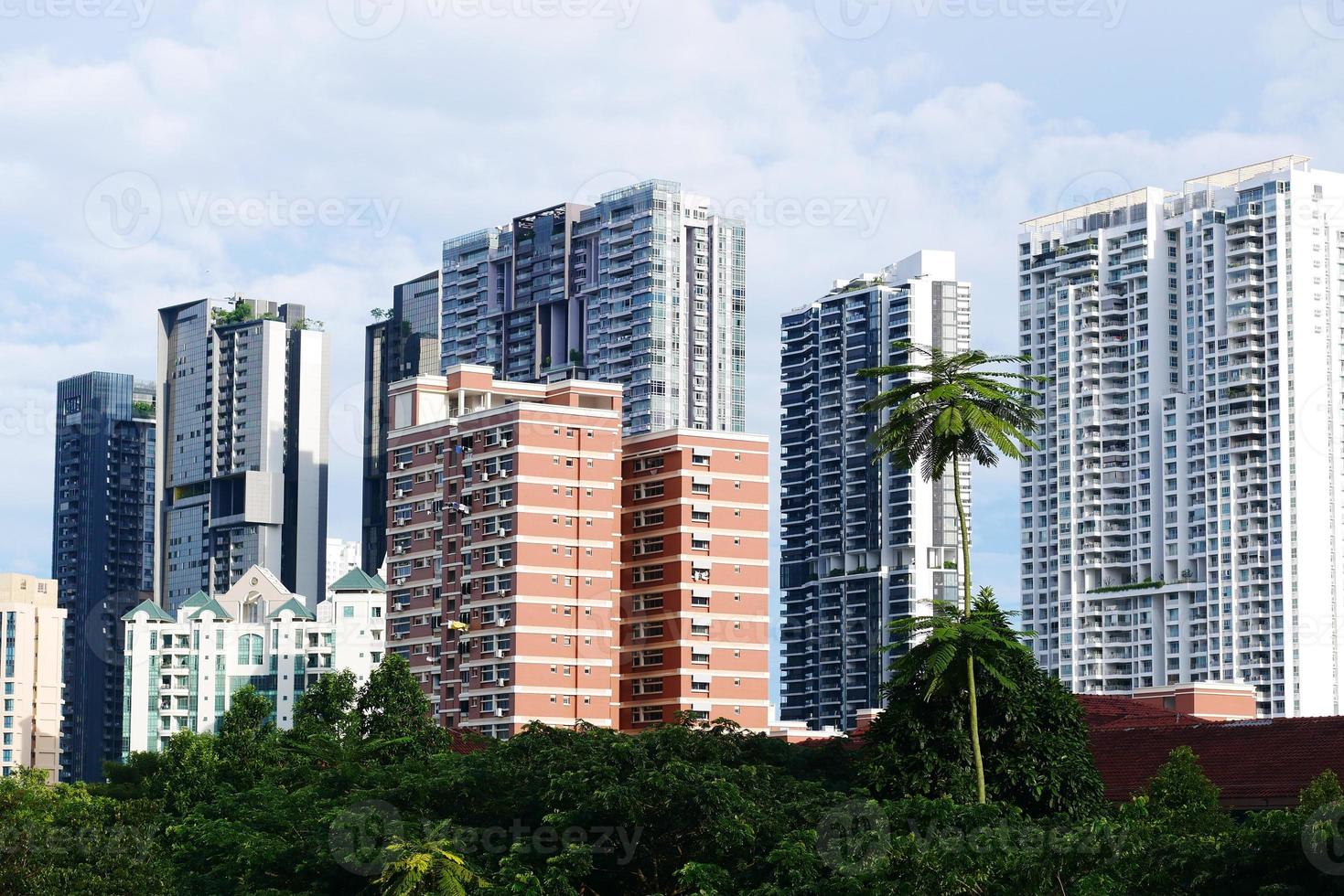 vista de alto ângulo dos edifícios da cidade de singapura dia ensolarado foto