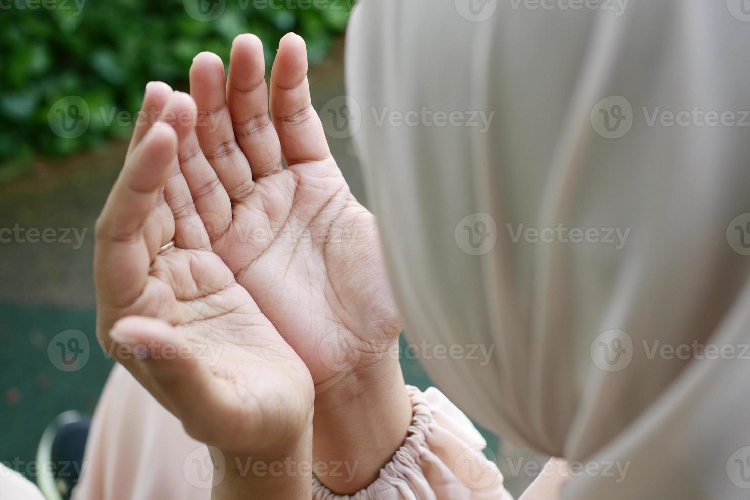 close-up da mão de mulher muçulmana orando no ramadã foto