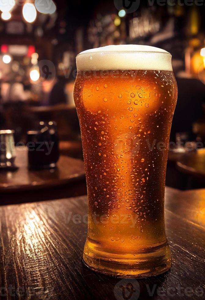 close-up de um copo de cerveja em uma mesa de madeira foto