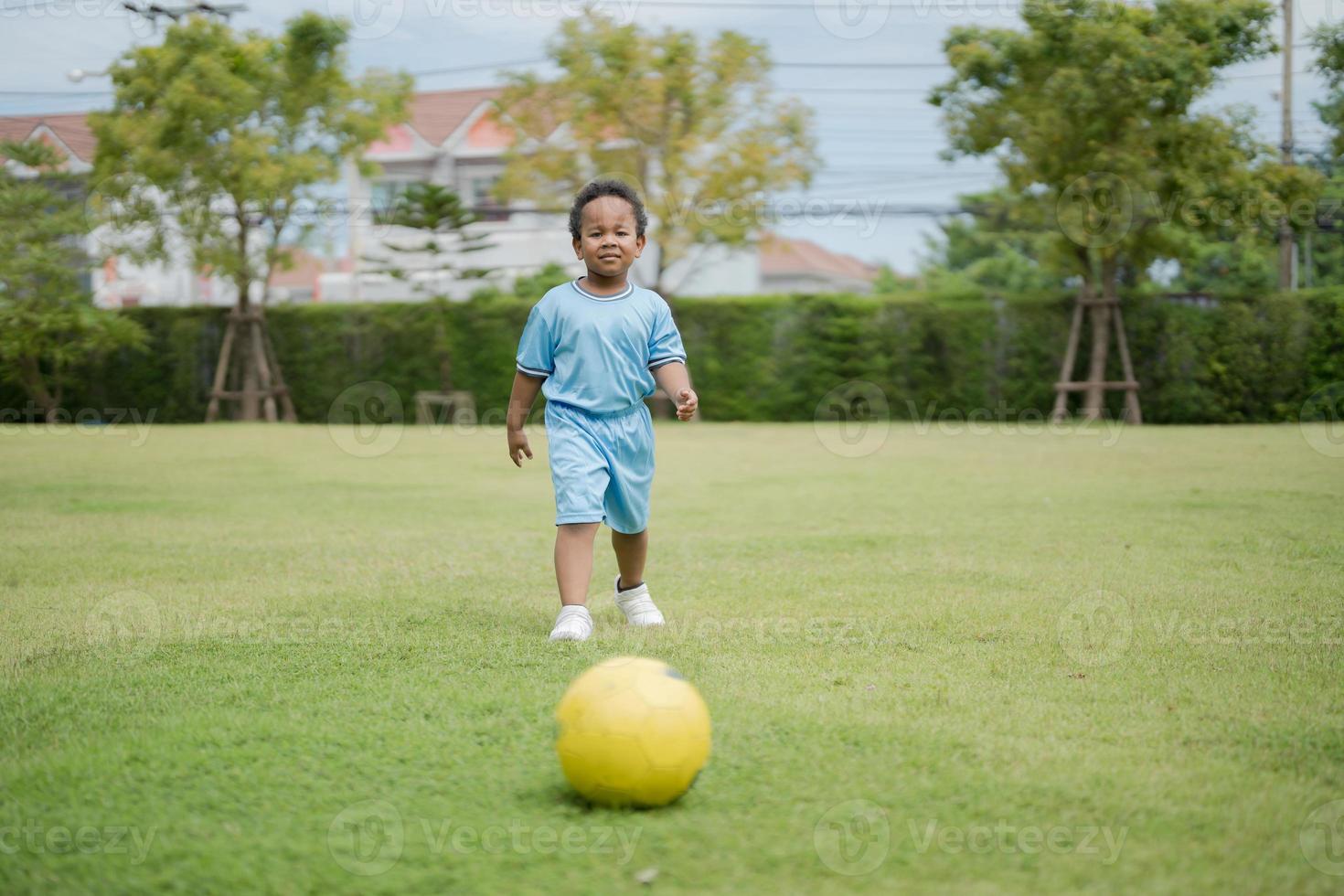 Garoto Pega a Bola Do Campo De Jogo. Criança Segurando Uma Bola De Futebol  Nas Mãos Imagem de Stock - Imagem de exterior, picareta: 243465075