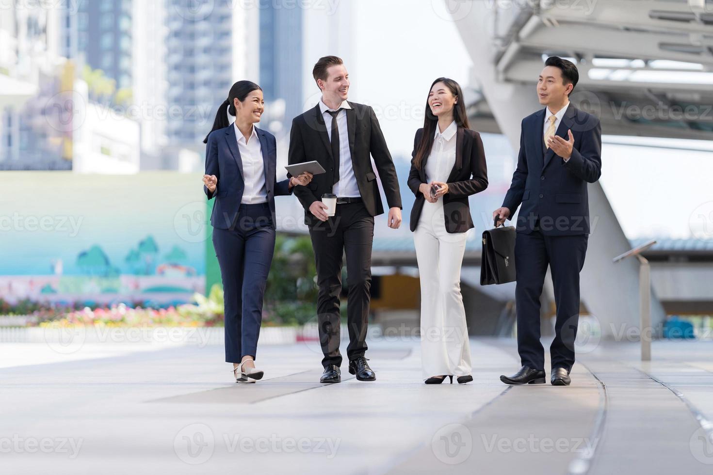 empresários andando e conversando uns com os outros na frente do escritório moderno foto