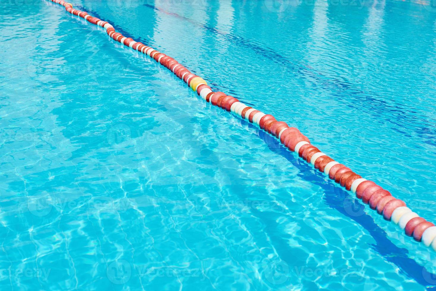 fundo de água na piscina azul, superfície da água com reflexo do sol foto