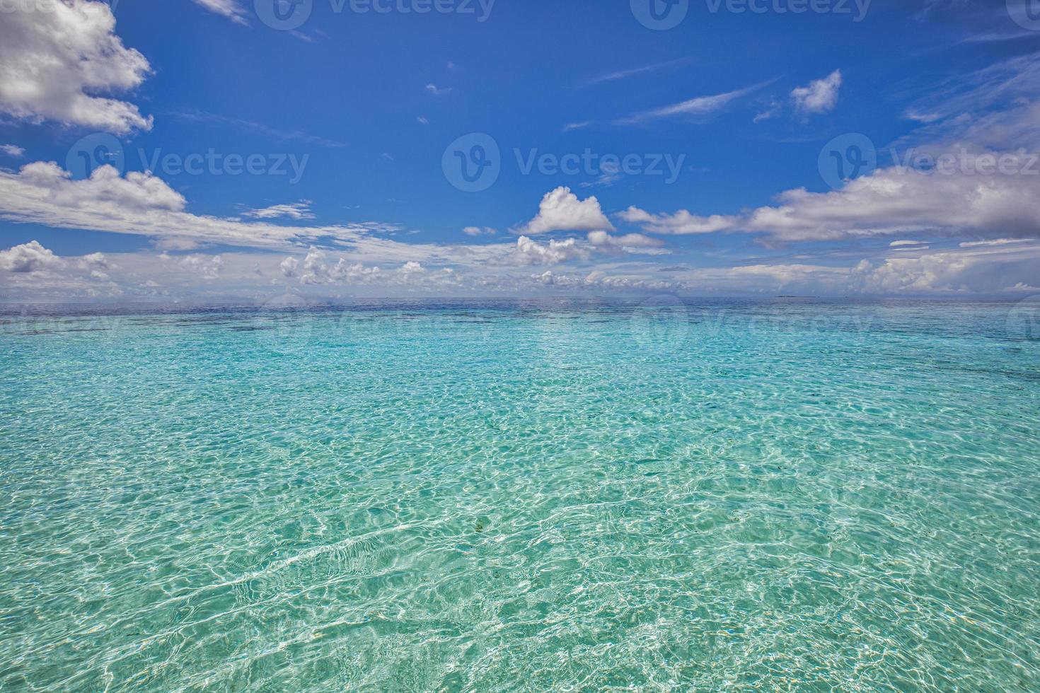 fantástica relaxante azul céu ensolarado oceano lagoa. sonho natureza bela paisagem marinha. conceito de terra de ecologia de energia positiva de infinito inspirador meditativo. fundo de vista para o mar de natureza abstrata pacífica foto