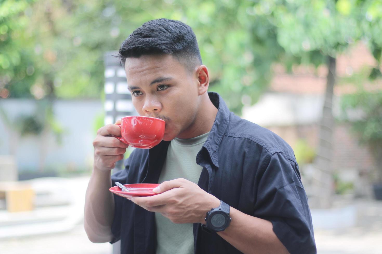 jovem asiático tomando café da manhã foto