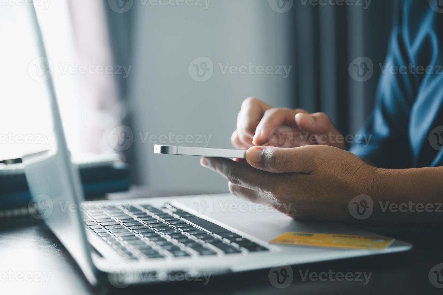 mãos de mulher de usar o aplicativo virtual online no celular. cara do milênio conversando no smartphone, usando serviços bancários, lendo mensagens de texto, digitando, fazendo compras, fazendo chamadas, navegando na internet. foto