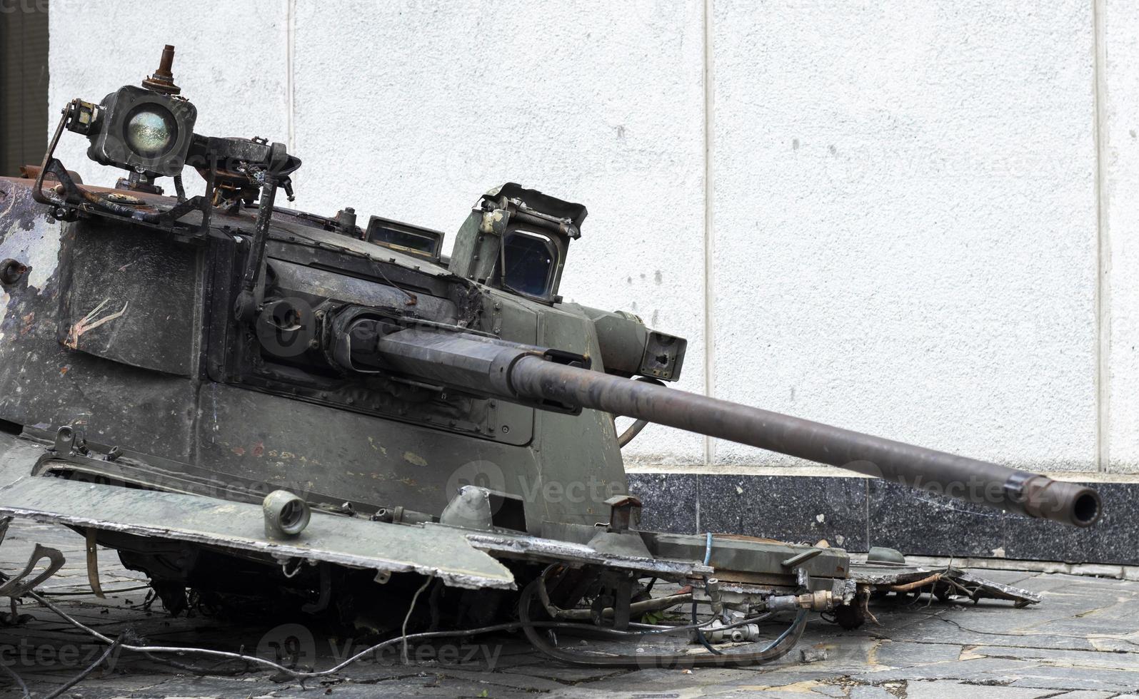 guerra na ucrânia. tanque destruído com uma torre arrancada com av nele. tanques russos quebrados e queimados. sinal de designação ou símbolo em tinta branca no tanque. equipamentos militares destruídos. foto