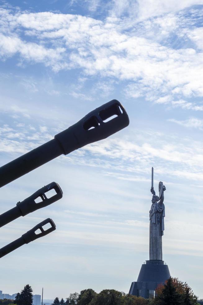 a famosa estátua da pátria contra o céu azul. pontos turísticos e monumentos de kyiv. escultura monumental em kyiv na margem direita do rio dnieper. ucrânia, kiiv - 08 de outubro de 2022. foto