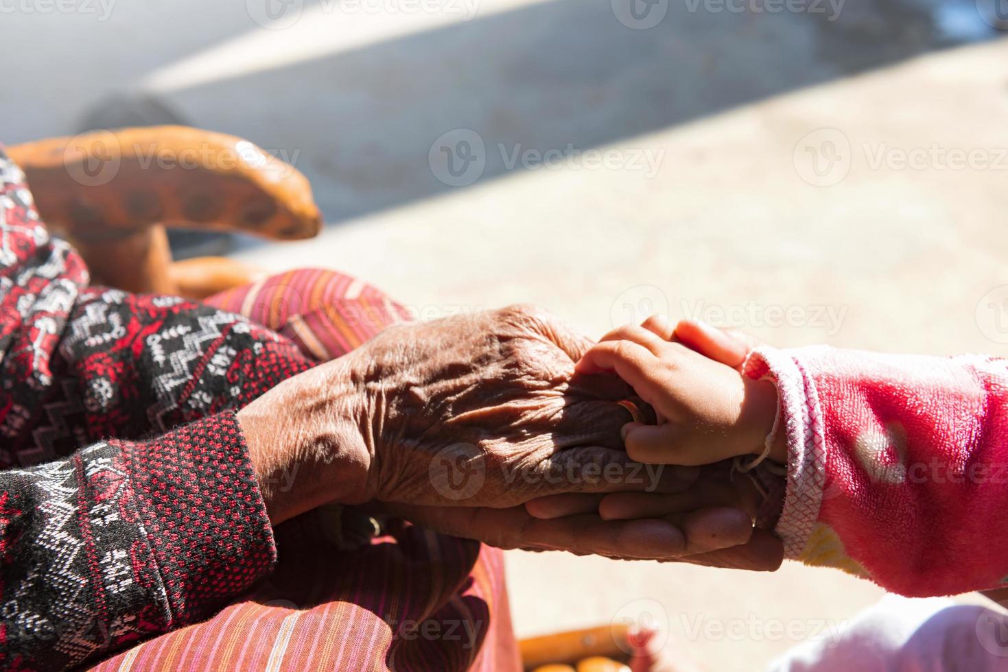 uma filha adulta a confortou durante uma vida difícil. dê apoio compartilhe a dor do divórcio mostre empatia e cuidado. foto