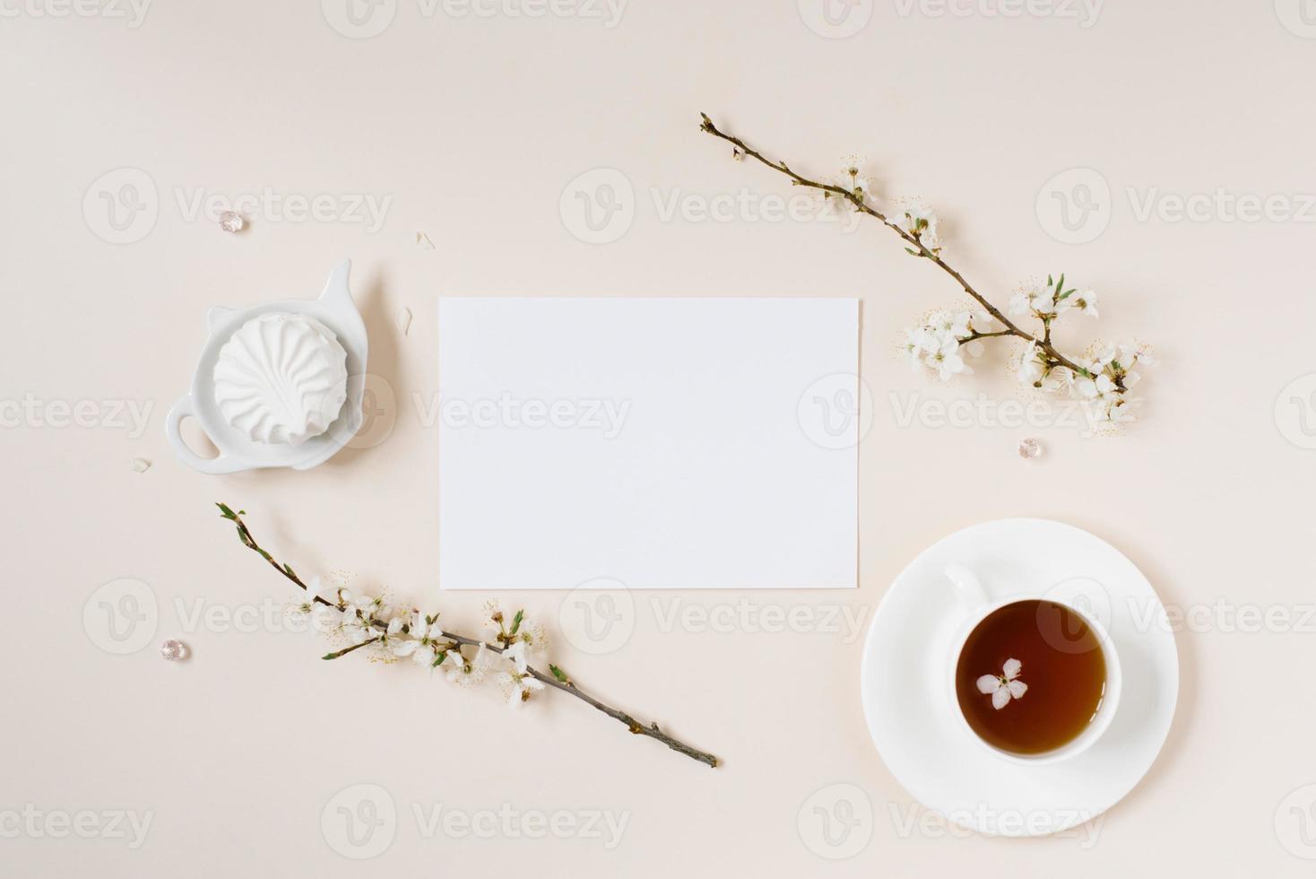 lista de desejos para planos futuros. composição plana leiga com flores, bloco de notas foto