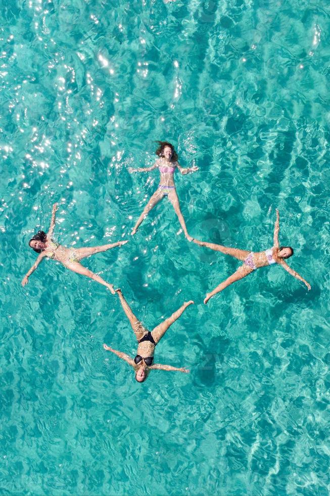 quatro amigas relaxantes no mar foto