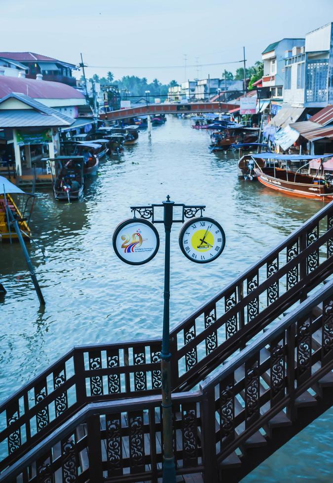 mercado flutuante amphawa foto