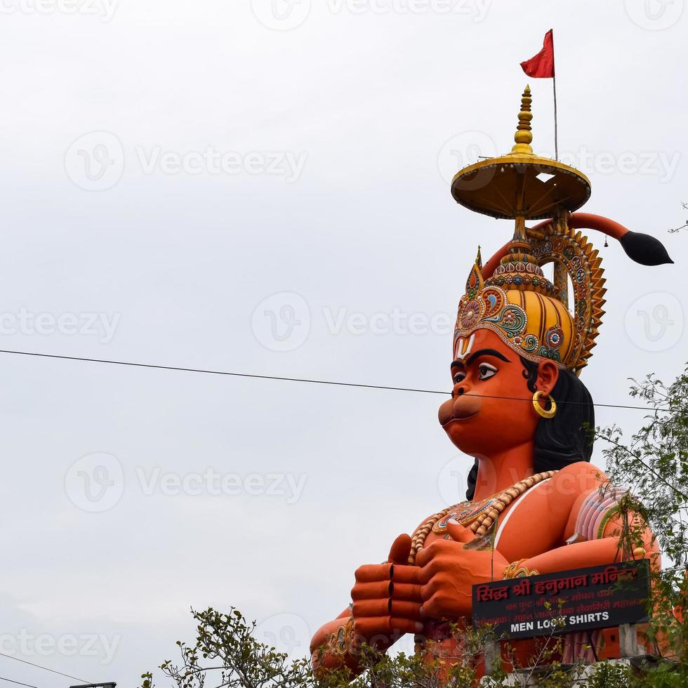 grande estátua do senhor hanuman perto da ponte do metrô de delhi situada perto de karol bagh, delhi, índia, senhor hanuman grande estátua tocando o céu foto