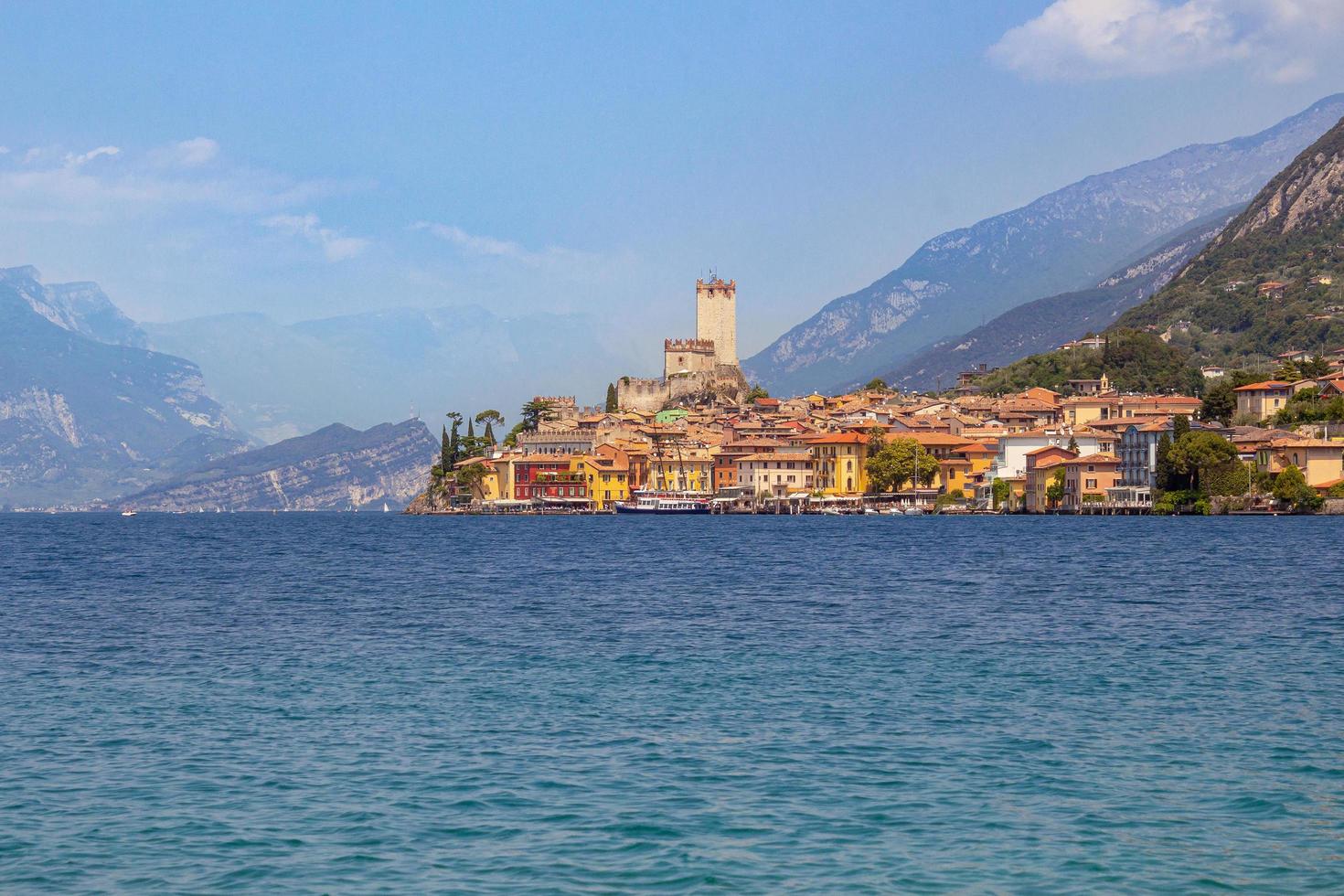 vista da passarela à beira do lago para a famosa cidade mediterrânea malcesine, lago di garda lago garda, itália foto