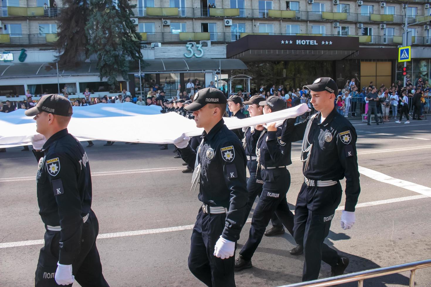 dnipro, ucrânia - 09.11.2021 cidadãos comemoram o dia da cidade. policiais carregam uma bandeira festiva. foto
