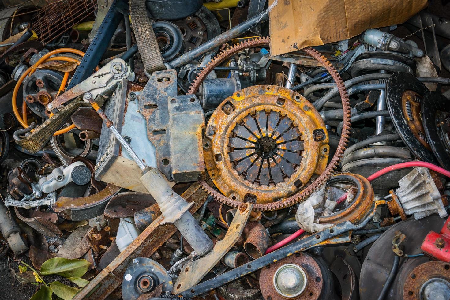 pilha de peças de carros antigos foto