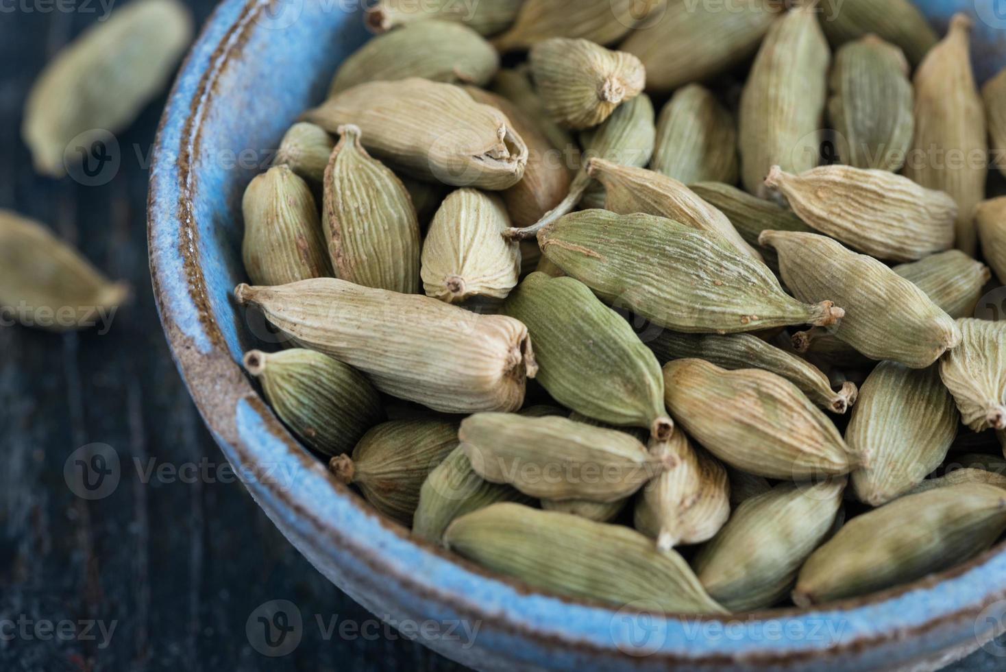 vagens de cardamomo verde em uma tigela foto