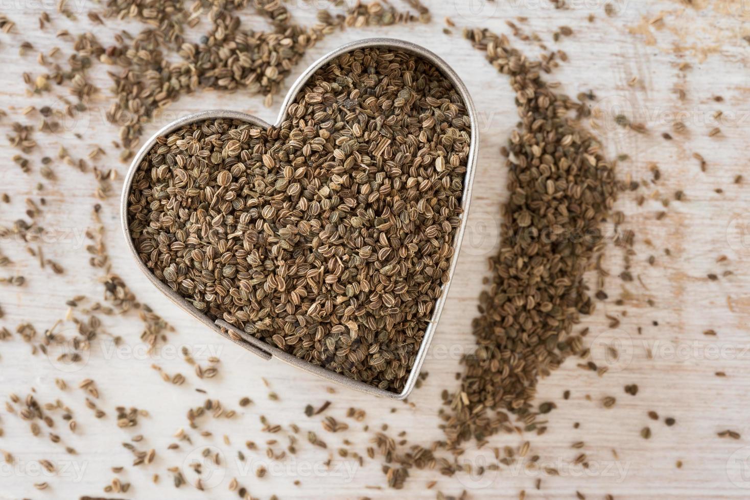 sementes de aipo em forma de coração foto