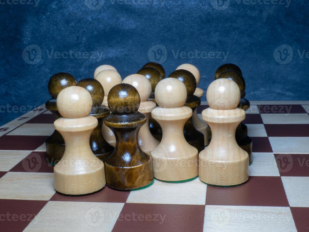 tabuleiro de xadrez com figuras. xadrez de madeira. jogos de tabuleiro.  localização dos adversários. contra-estratégia. peões 13970638 Foto de  stock no Vecteezy