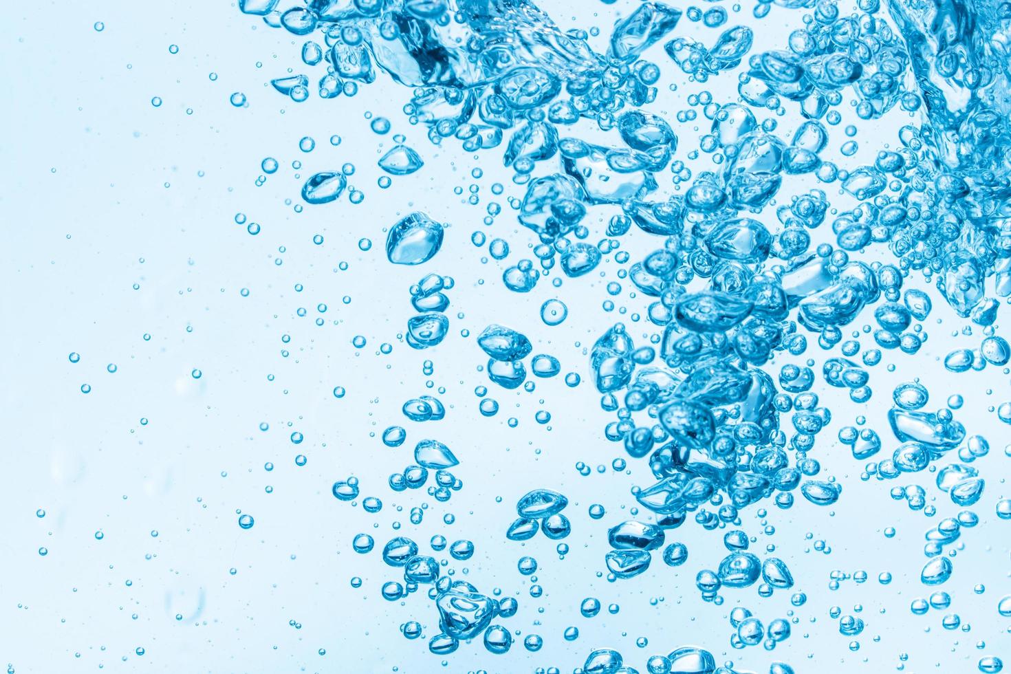 bolhas no fundo da água azul foto