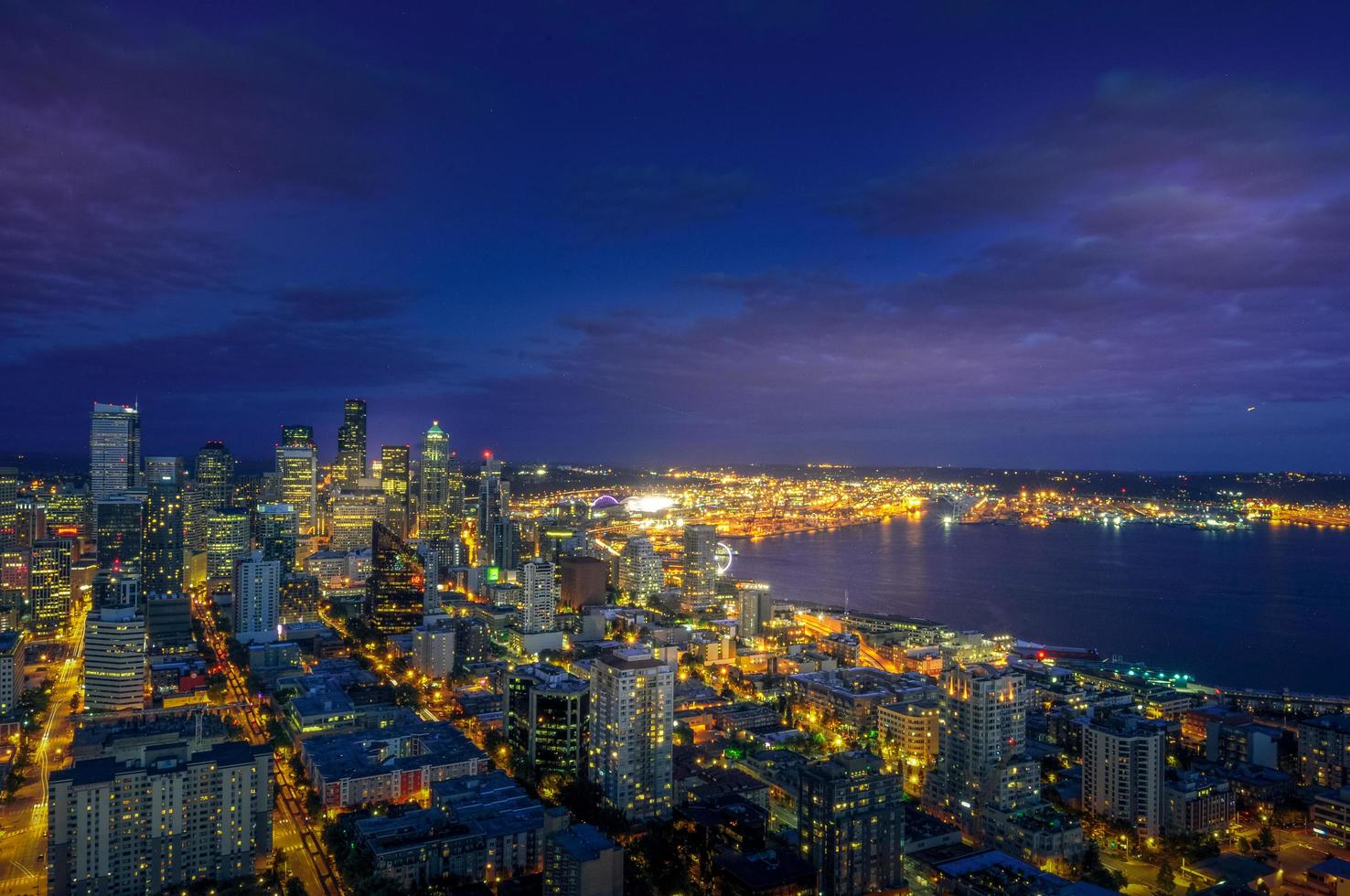 horizonte do centro de seattle à noite foto