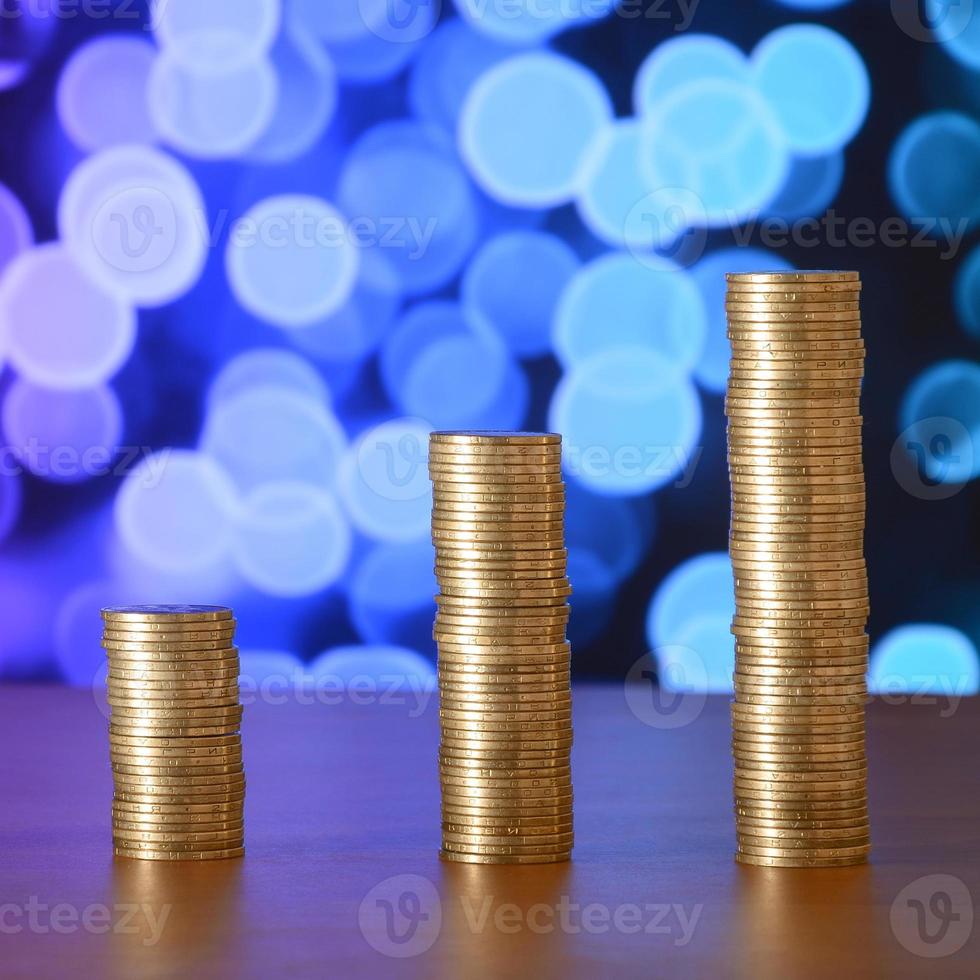 pilhas de moedas de ouro dispostas como um gráfico. colunas crescentes de moedas foto