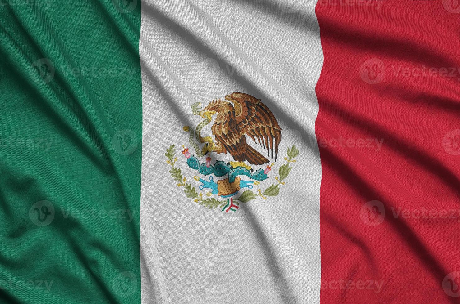 a bandeira do méxico é retratada em um tecido esportivo com muitas dobras. bandeira da equipe esportiva foto