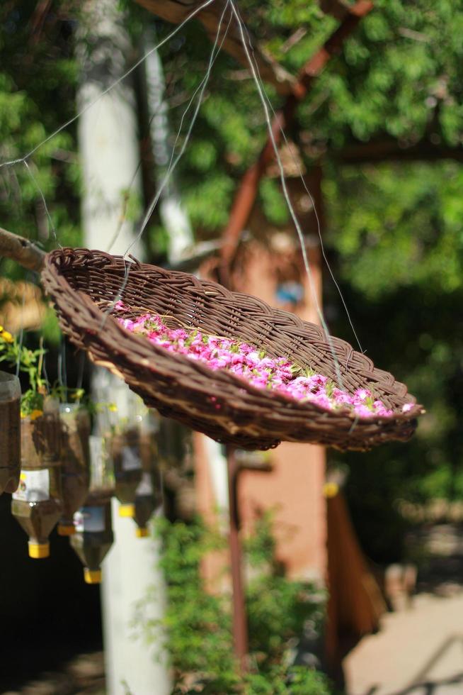 uma cesta cheia de flores foto