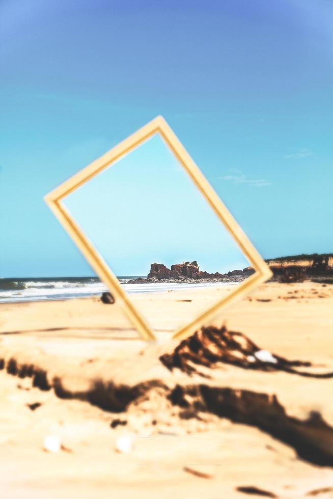 espelho na praia de areia no verão foto