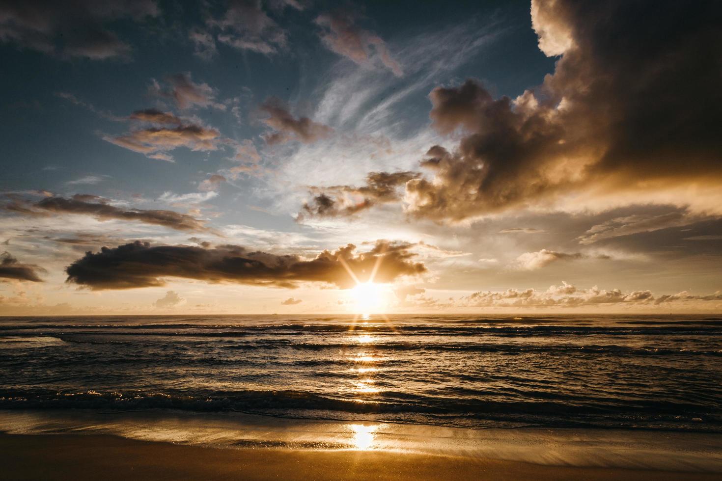 pôr do sol maravilhoso sobre o mar agitado foto